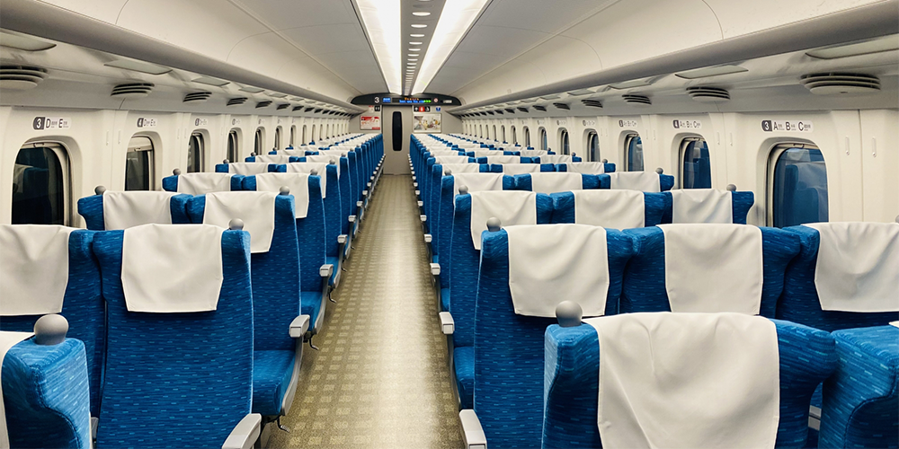 新幹線でスーツケースを足元に!サイズ目安と快適な座席選びの完全ガイド