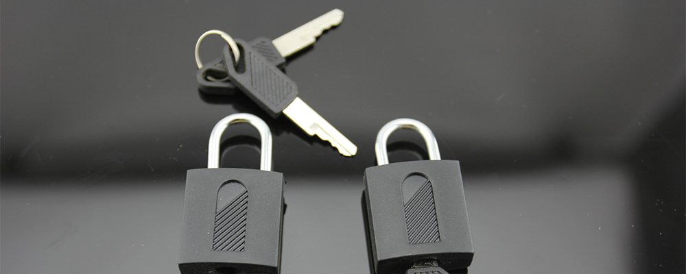 慌てて無理に開けようとすると、ロックやヒンジの破損につながる危険があります。