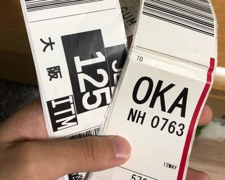 チェックイン時に受け取るクレームタグは、荷物を預けた証明です。