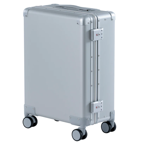 軽さと耐久性の両立。アルミより軽く、ポリカより頑丈