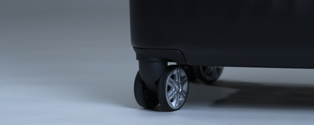 日本の旅行では、電車やバスでの静かな移動が重視されるため、ダブルホイールが好まれる傾向があります。