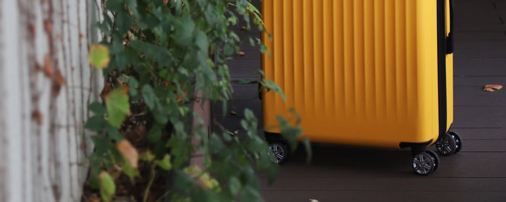 スーツケースの車輪を比較する際、マーケティング用語に惑わされがちです。以下に、よく使われる車輪の特徴とその意味を説明します。