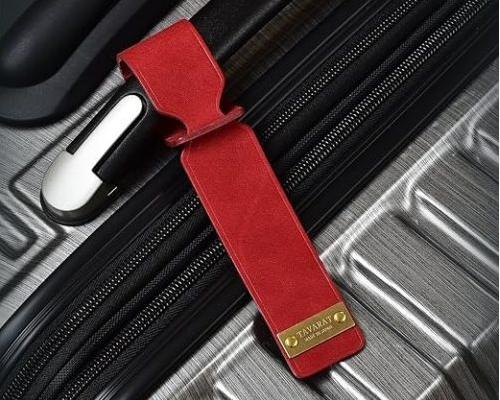 スーツケースに、名前、国、電話番号を英語で記載したタグを付けましょう