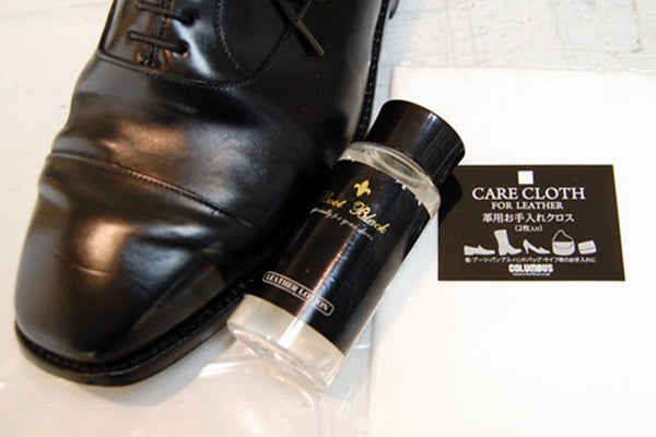 乾いた泥が付着したまま収納すると、スーツケース内でこすれて革を傷つけます。