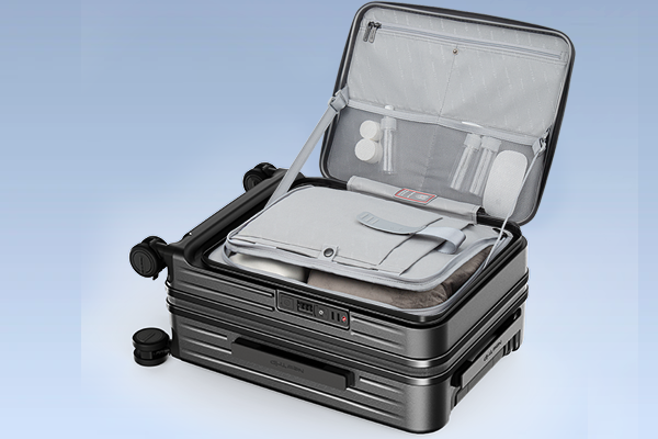 内装にメッシュ素材のポケットや複数の小分け収納が充実しているタイプです。