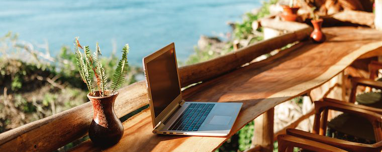 ワーケーションとは、「仕事（Work）」と「休暇（Vacation）」を組み合わせた働き方