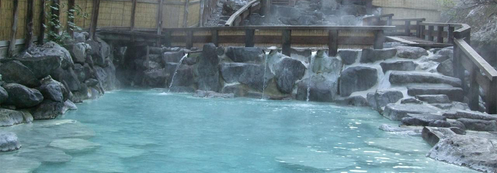 冬の温泉旅行では、寒さ・乾きにくさ・濡れ物・かさばりという4つの「冬ならではの荷造りストレス」が発生します。