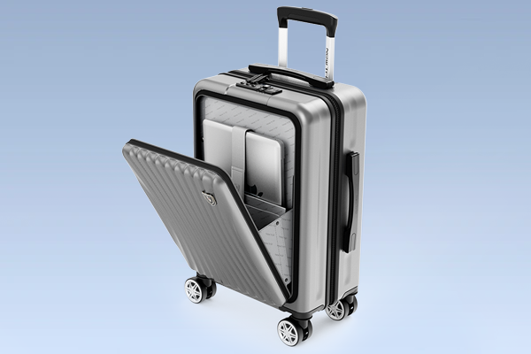 スーツケース前面（外側）にポケットや収納スペースが設けられたタイプです。