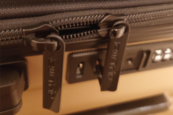 ファスナーの故障は、荷物が出たり入ったりするだけでなく、セキュリティ上の問題にも直結します。