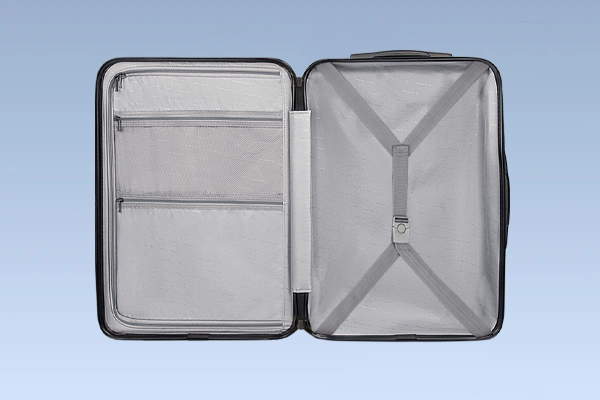 固定ベルトがついた側がメインの収納スペースとなっており、ハンドル側に位置することが多い構造です。