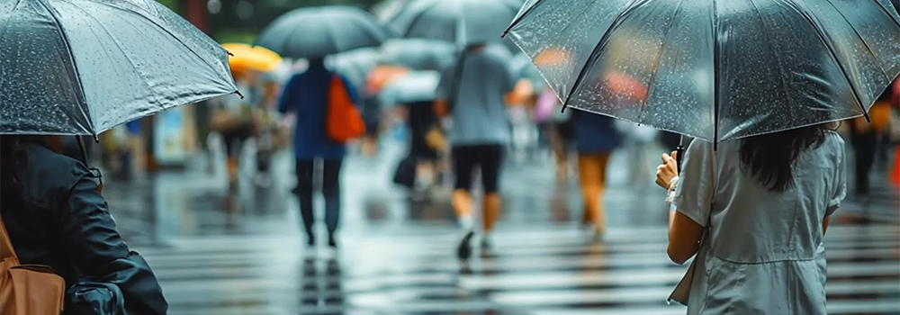 雨の日はスーツケースの弱点が一気に出やすいですが、ちょっとした工夫で濡れや汚れをかなり防げます。