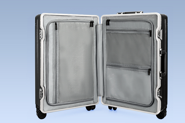 スーツケースの開閉方法は、ファスナータイプとフレームタイプがあります。