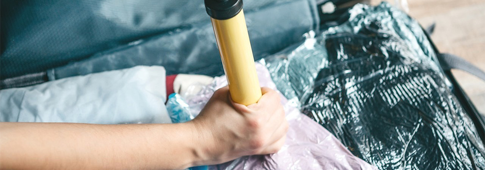 冬服はかさばるし重たいから、スーツケースをうまく活用するには、圧縮袋と配置の工夫がカギになります。