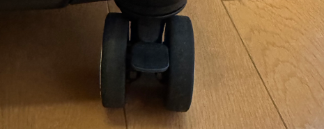 キャスターの音が気になる場合でも、修理に出す前に試せる簡単な静音ケアがあります。