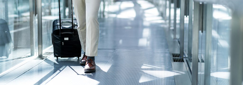 ビジネス用スーツケースを選ぶ際には、以下の基準を考慮することが重要です。以下では、サイズ、素材、機能性各項目を詳細に解説します。