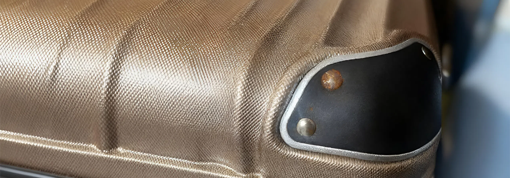 ファスナーやコーナープロテクター（角の金属部分）にできるサビやくすみも見逃せません。