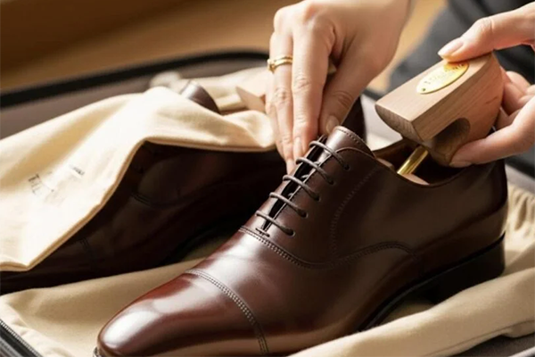 靴は外側よりも内側が潰れやすいポイント。