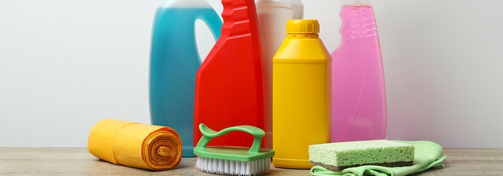 まずは、素材を問わず安全に使える基本の掃除アイテムをそろえましょう。