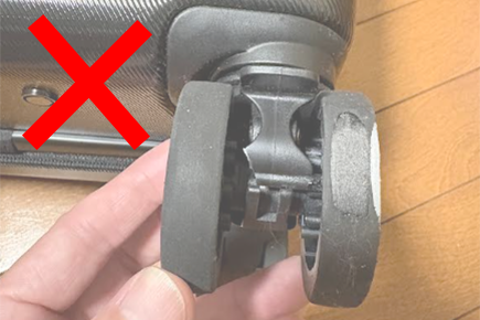 一方の車輪だけが摩耗し、回転バランスが崩れて音が大きくなります。