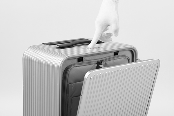 前ポケットが開く「フロントオープン」タイプなら、メイン収納を開けずに中身を取り出せます。