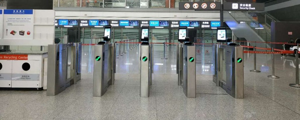 空港で最も慌ただしい場所といえば、保安検査場（セキュリティチェック）です。