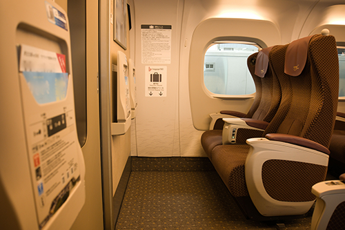 新幹線車両の中でも、特に足元スペースにゆとりがあるのは、最前列の座席と最後列の座席です。