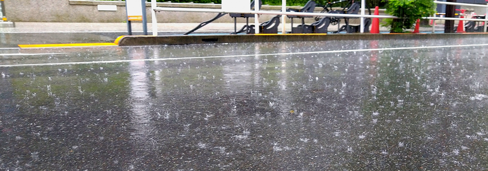 雨具やレインカバーの持参はもちろんですが、実はスーツケース自体に「濡れたものを分けて収納できる機能」があると大変便利です。