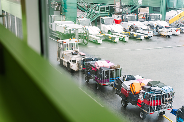 空港での受託手荷物は、複雑な運搬と仕分けのプロセスを経る。