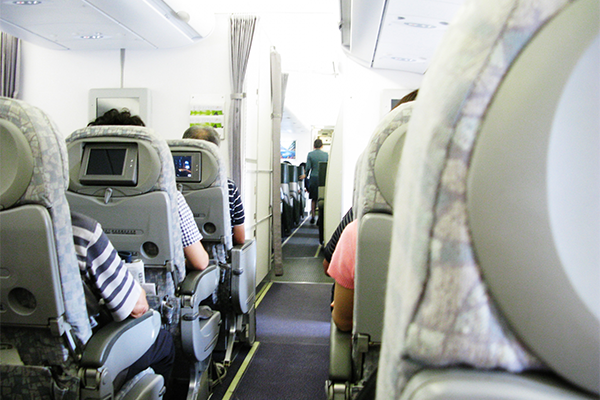 ほとんどの航空会社では、リチウムイオン電池を預け入れ荷物に入れることは禁止されています
