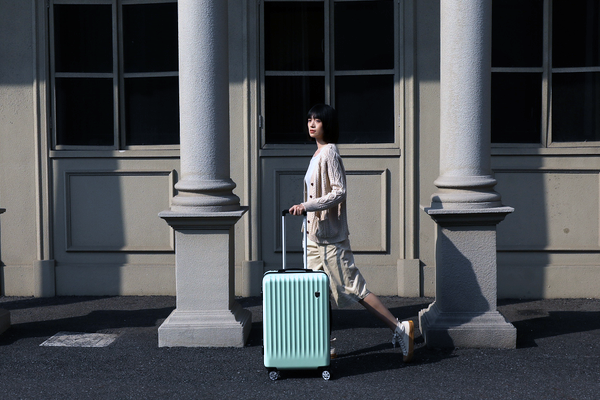 出張用スーツケースを選ぶ際は、「持っていくものを定量化」、スーツケース自体の「重量と容量」、「移動手段と用途」を考慮しましょう。