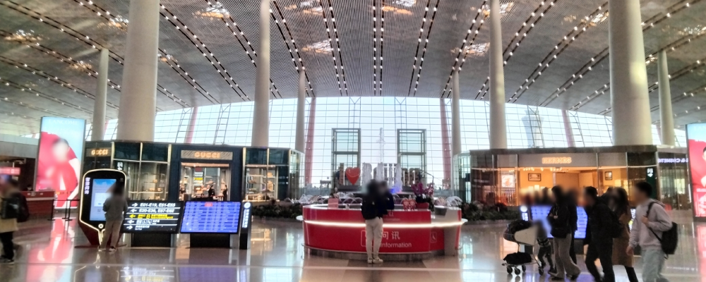 中国でのショッピングは、伝統工芸品から最新ガジェットまで幅広い選択肢が魅力。翡翠アクセサリー、北京・王府井大街など。