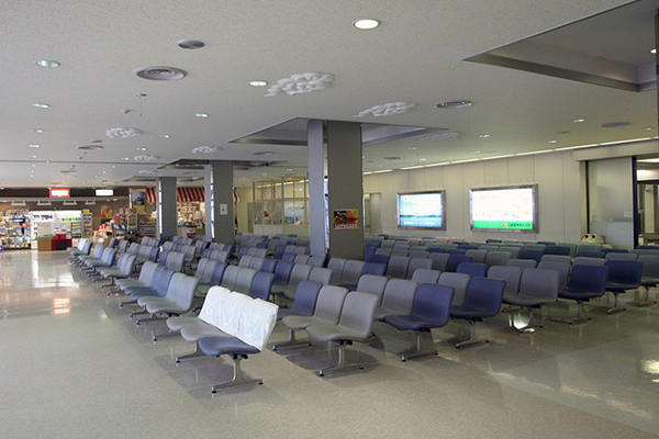 座席に座っていると上棚に視界が届かない