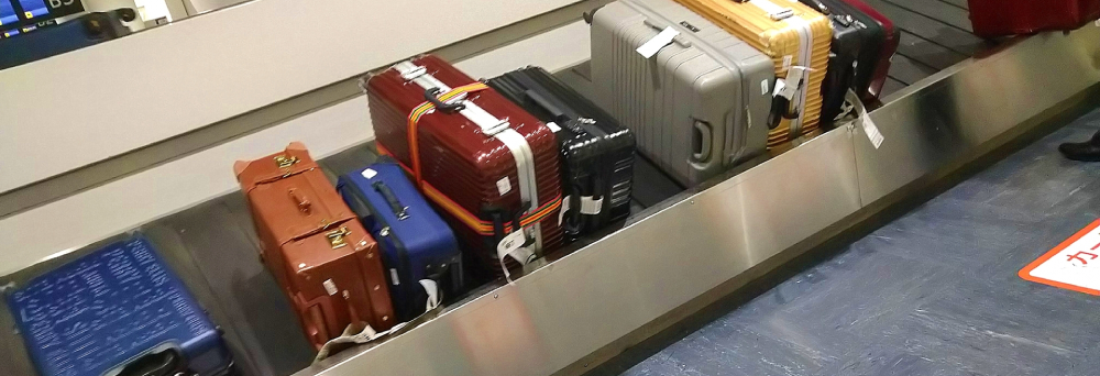 空港のターンテーブルで自分の荷物を紛失した時、パニックにならずに冷静に対応することが何よりも重要。