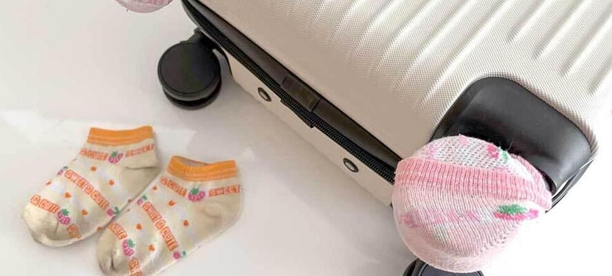 靴下をキャスター（車輪）にかぶせる。靴下のつま先部分をキャスターに合わせ、かかと部分を上に向ける。靴下がキャスターをしっかり覆っていることを確認し、必要に応じてゴムバンドやテープで固定。