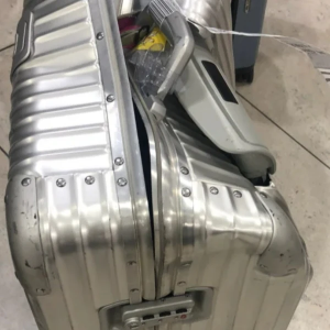 荷物の破損に気づいたら、すぐに空港係員に申告する。