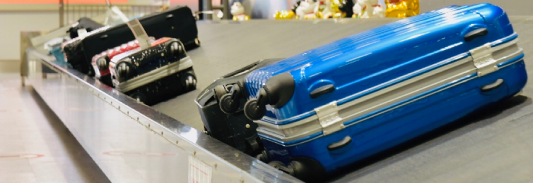 荷物の破損に気づいたら、絶対に空港を離れる前に、手荷物受取場内にいる航空会社の係員にすぐに申告することが最も重要。