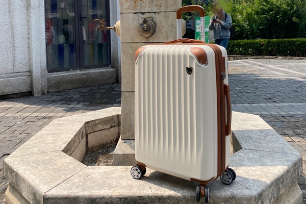 55×40×25cm(容量は35~40L)前後のスーツケースが多く、機内持ち込み規格に合う場合が多い