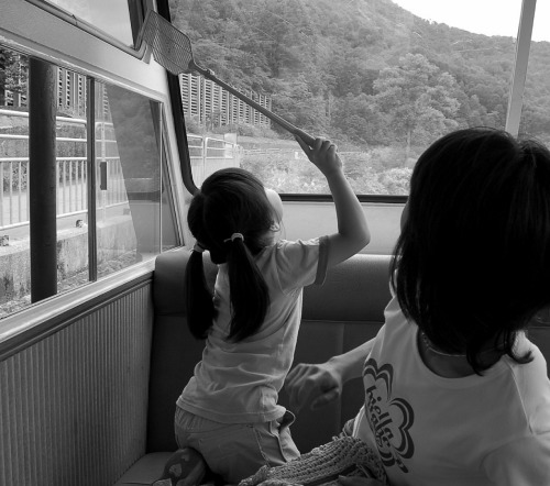 フロントオープンスーツケースは、子連れ旅行における親御さんの負担を大幅に軽減する、まさに「神対応」を可能にするアイテムです。