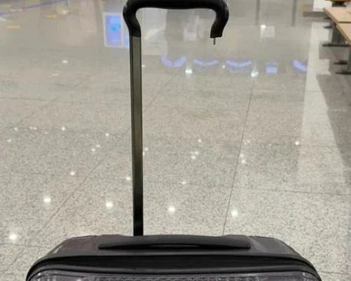 旅の途中でスーツケースが突然破損し、周囲の注目を浴びることも、心理的な恥ずかしさを伴う「あるある」です。